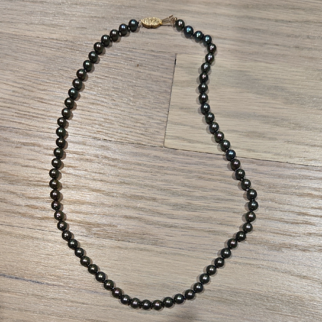 Bloomingdales Black Pearl Necklace 350$